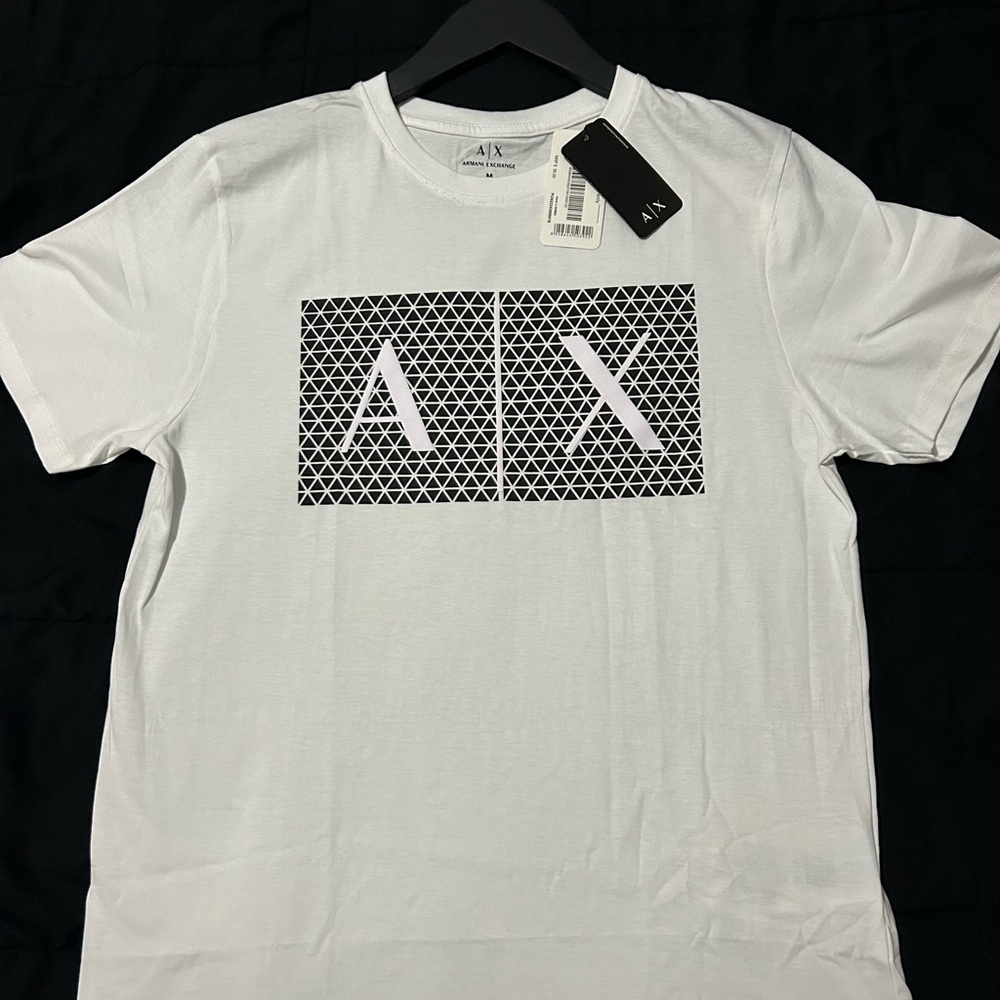 DETAILS

Composition 100% Cotton
Jersey
Brand logo
Solid color
V-neck
Short